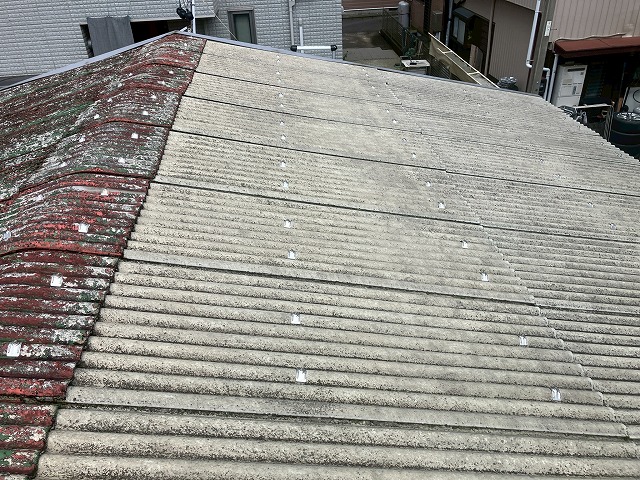 反面だけ葺き替え形跡あり